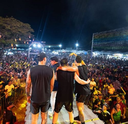 Trem do Forró e Banda Grafith levam multidão à última noite do São João de Extremoz