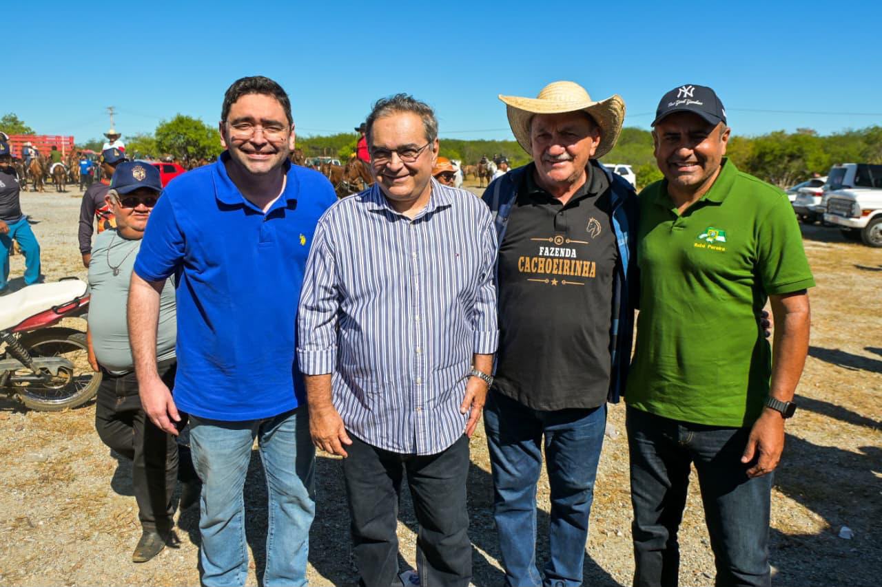 Álvaro Dias participa da 16ª Cavalgada de São João Batista em São João do Sabugi