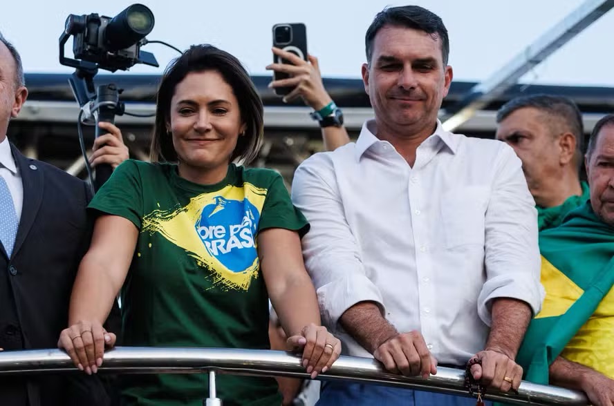 Michelle Bolsonaro e Flávio Bolsonaro — Foto: Brenno Carvalho / Agência O Globo