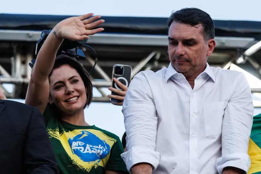 A ex-primeira-dama Michelle Bolsonaro e o senador Flávio Bolsonaro, lado a lado, em manifestação na Esplanada dos Ministérios, em Brasília, em outubro de 2025 — Foto: Brenno Carvalho / Agência O Globo