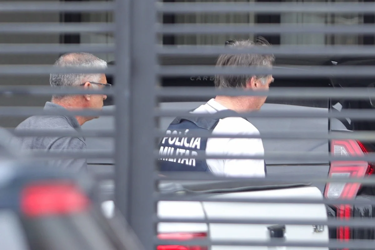 jair-bolsonaro-chega-em-residencia-apos-alta-hospitalar.webp