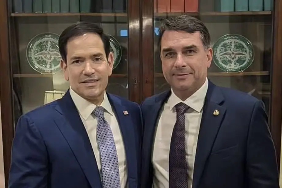 O secretário de Estado dos EUA, Marco Rubio (esq.), e o senador Flávio Bolsonaro. 27/05/2026 - (X/Reprodução)