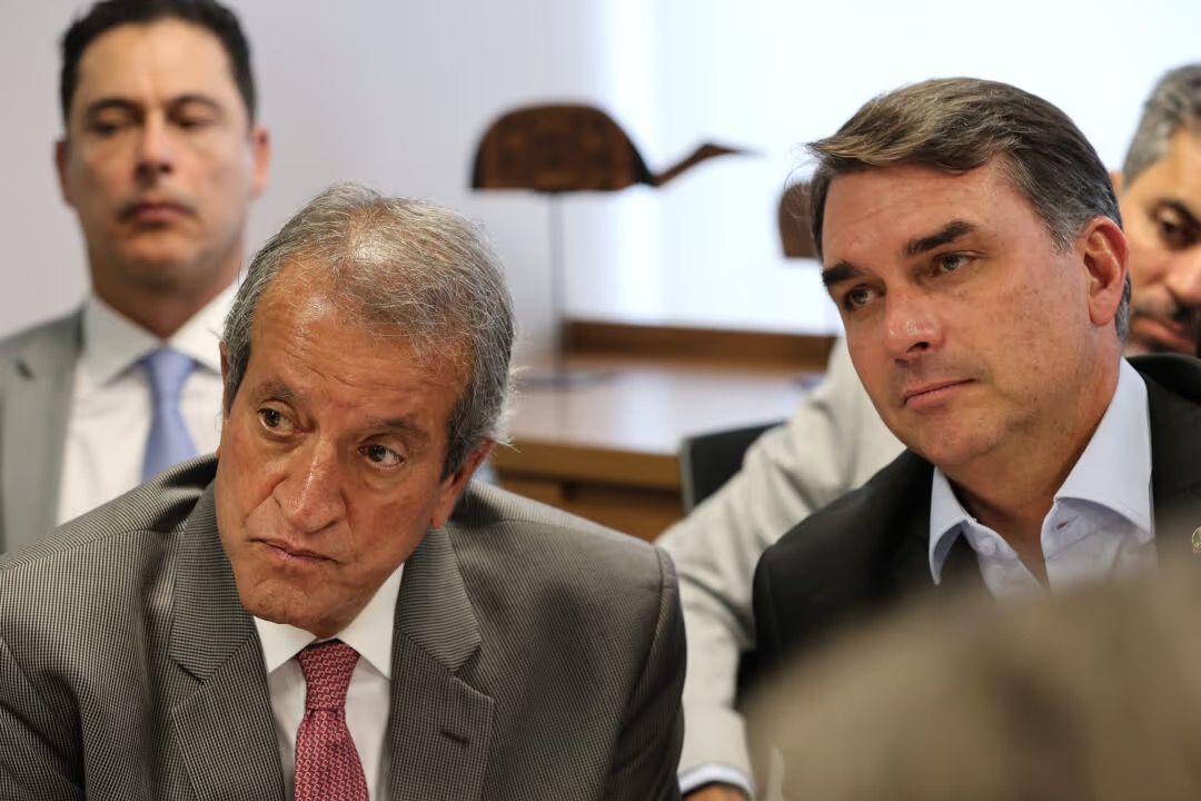 VALDEMAR COSTA NETO E FLÁVIO BOLSONARO | Foto: Beto Barata/PL