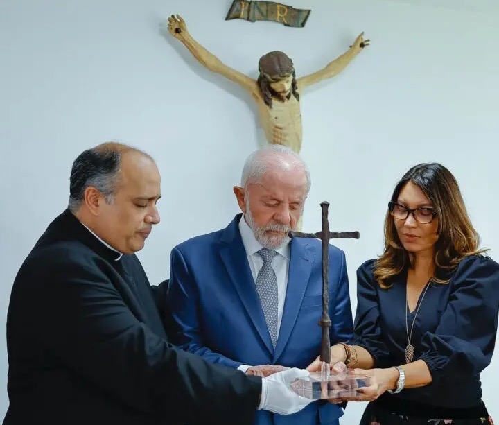 Presidente Lula e a primeira-dama Janja recebem a cruz da primeira missa no Brasil, do Padre Omar, reitor do Santuário Cristo Redentor. (Foto: Ricardo Stuckert/PR)