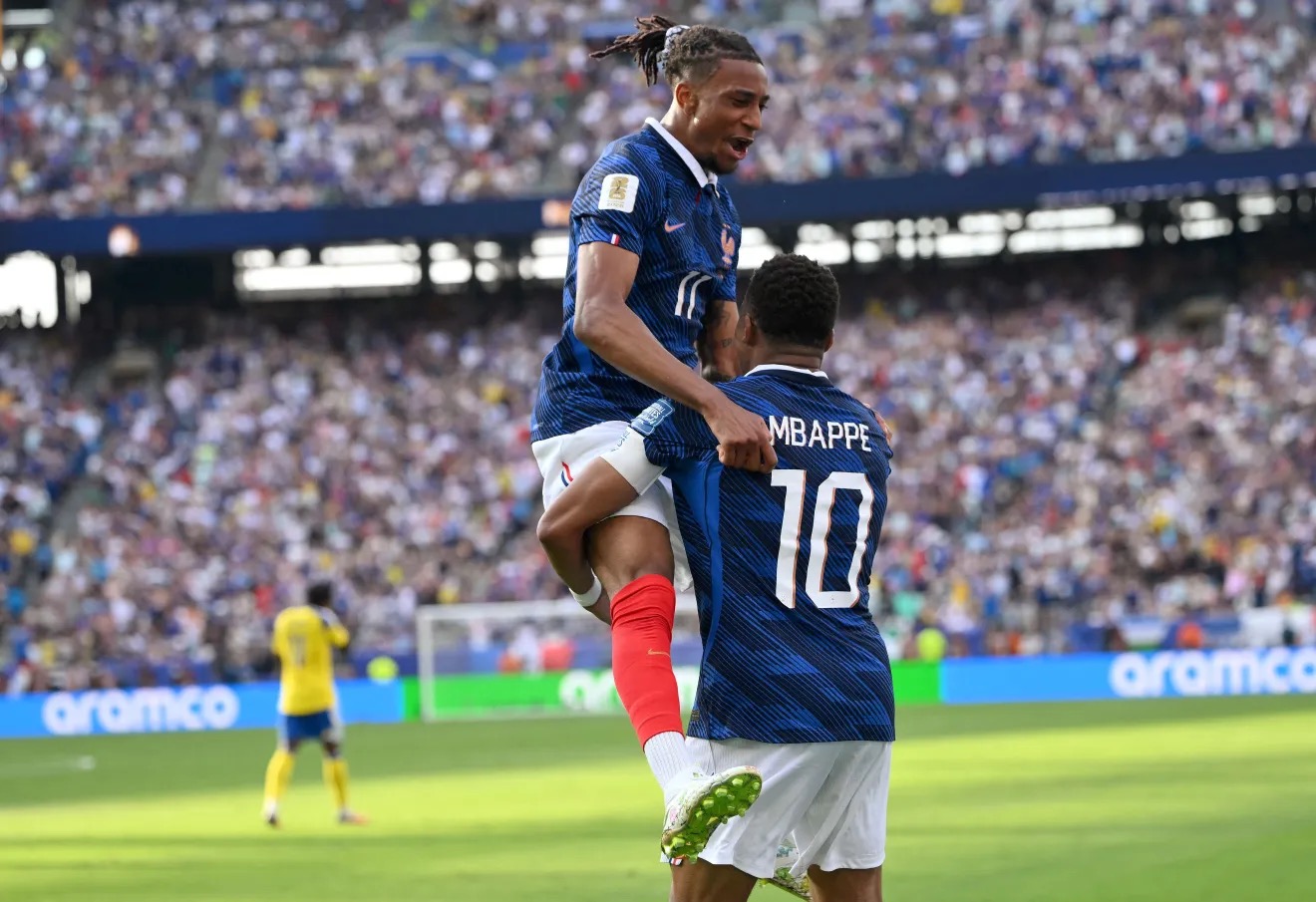 França comemora gol contra a Suécia na Copa do Mundo   •  Reprodução/Fifa AFP via Getty Images