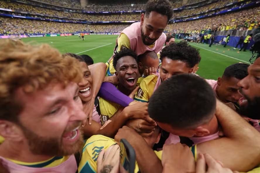 Seleção brasileira comemora o gol da classificação — Foto: Getty Images via AFP