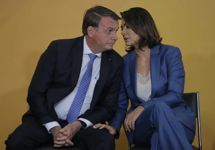 Jair Bolsonaro e Michelle Bolsonaro, durante cerimônia no Palácio do Planalto — Foto: Cristiano Mariz/Agência O Globo/10-11-2021