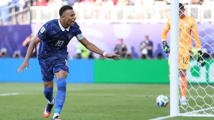 Kylian Mbappé, da França, celebrando o gol marcado sobre o Paraguai, em partida da fase de oitavas de final da Copa do Mundo   •  Dan Mullan/Getty Images