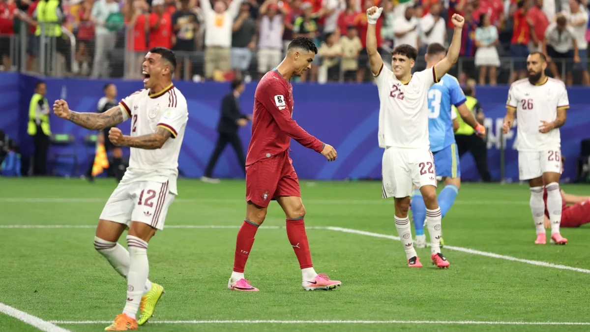 Cristiano Ronaldo lamentando a derrota de Portugal para a Espanha, em partida das oitavas de final da Copa do Mundo  • Florencia Tan Jun/Getty Images
