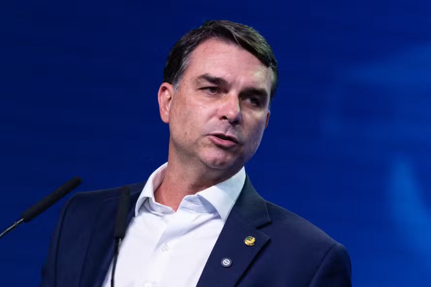 O pré-candidato do PL à Presidência, Flávio Bolsonaro, participa da XVII Marcha a Brasília em Defesa dos Municípios — Foto: Brenno Carvalho / Agência O Globo