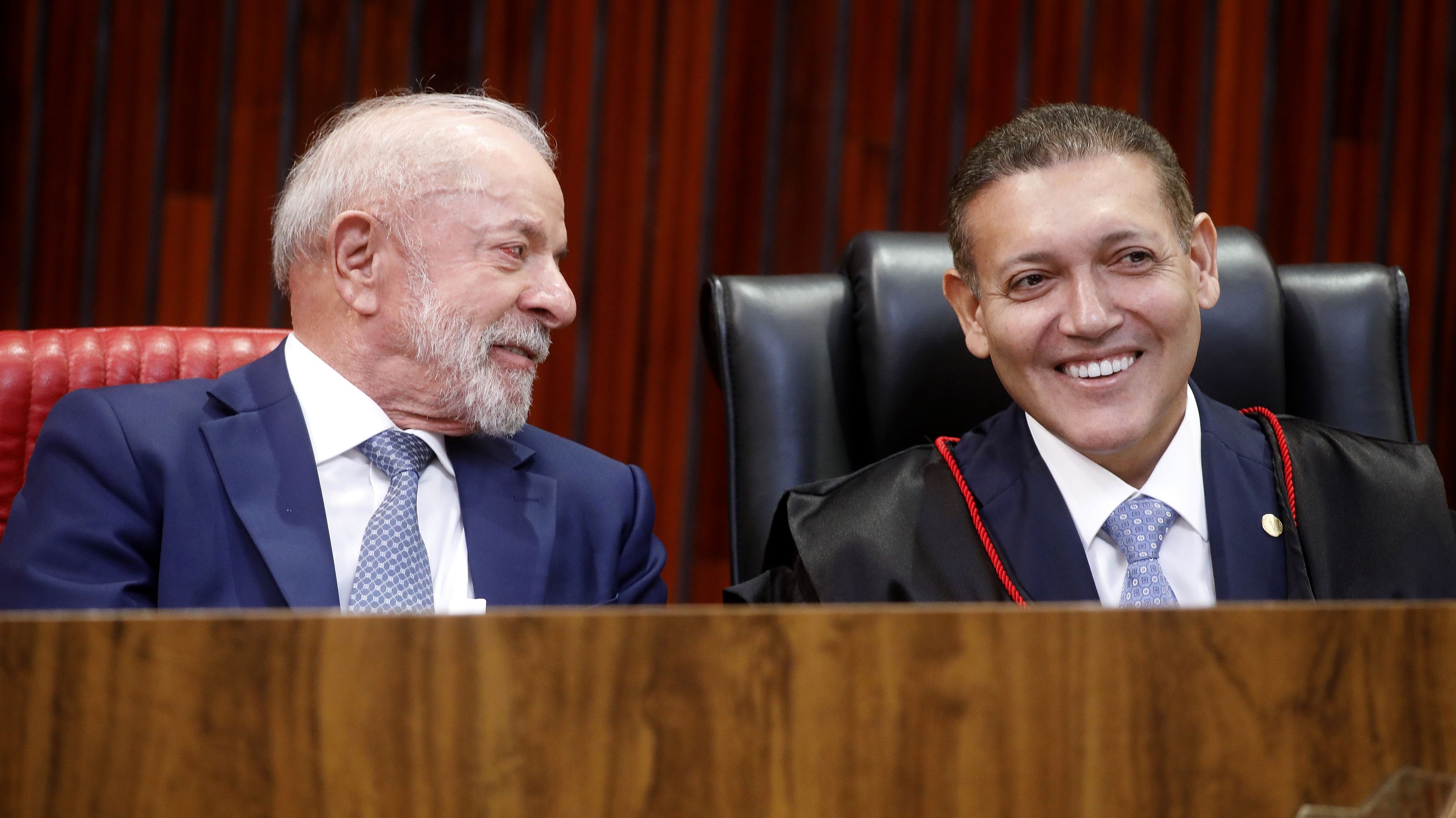 O presidente Lula e o ministro Nunes Marques, novo presidente do TSE. (Foto: Alejandro Zambrana/Secom/TSE)