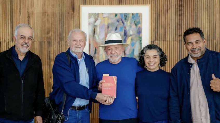 Lula com dirigentes do MST em reunião no Palácio da Alvorada | PODER 360