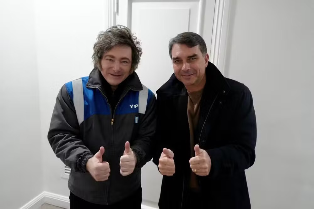 Javier Milei posta foto com Flávio Bolsonaro em 29 de junho de 2026 — Foto: Reprodução/@OPRArgentina/Redes Sociais