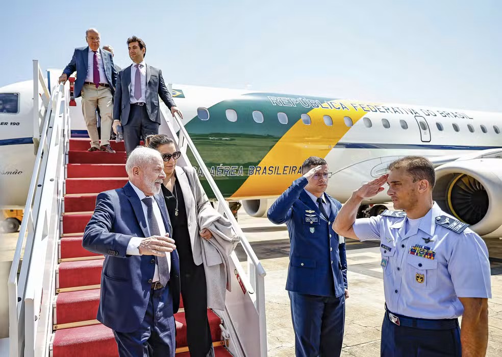 Lula e Janja em frente ao VC-1, aeronave da Presidência — Foto: Ricardo Stuckert / PR
