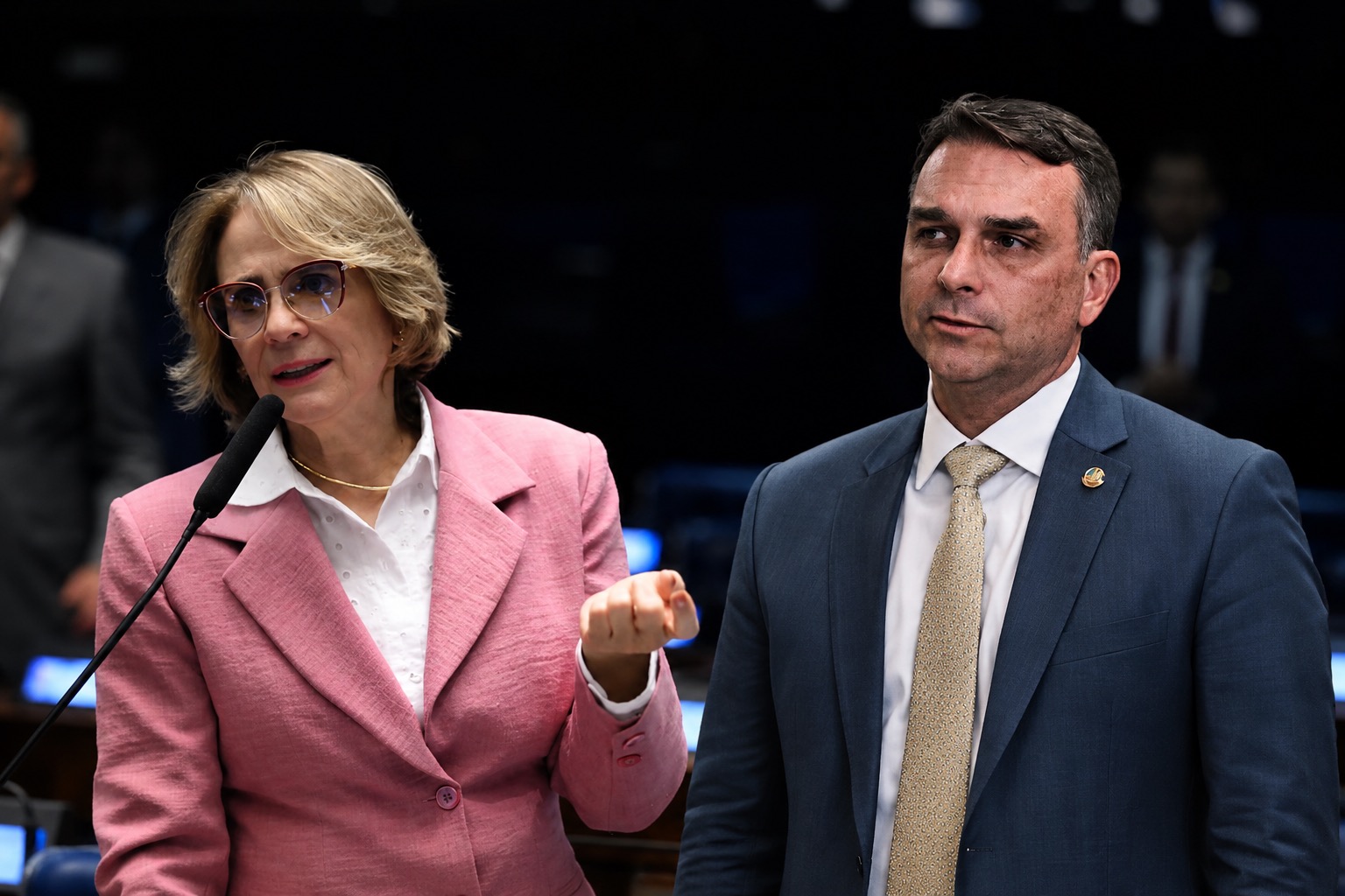 DAMARES ALVES E FLÁVIO BOLSONARO | IMAGEM GERADA POR IA