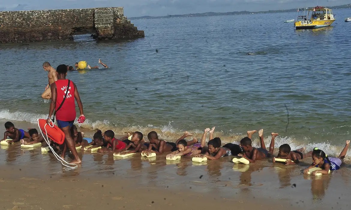 CRIANÇAS NA PRAIA | © Antonio Cruz/Agência Brasil