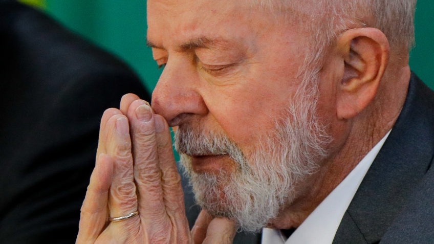 lula rezando  |  Credit: Sérgio Lima/Poder360