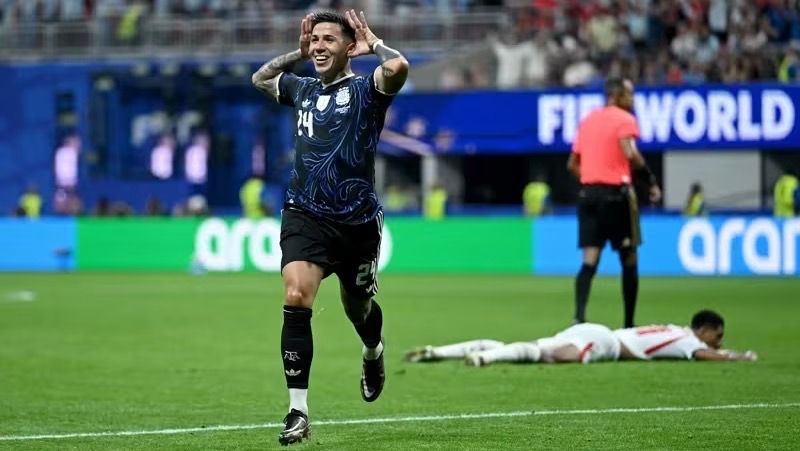 Enzo Fernández, da Argentina, comemorando o gol marcado sobre a Inglaterra, em partida válida pela semifinal da Copa do Mundo   •  Divulgação/Fifa