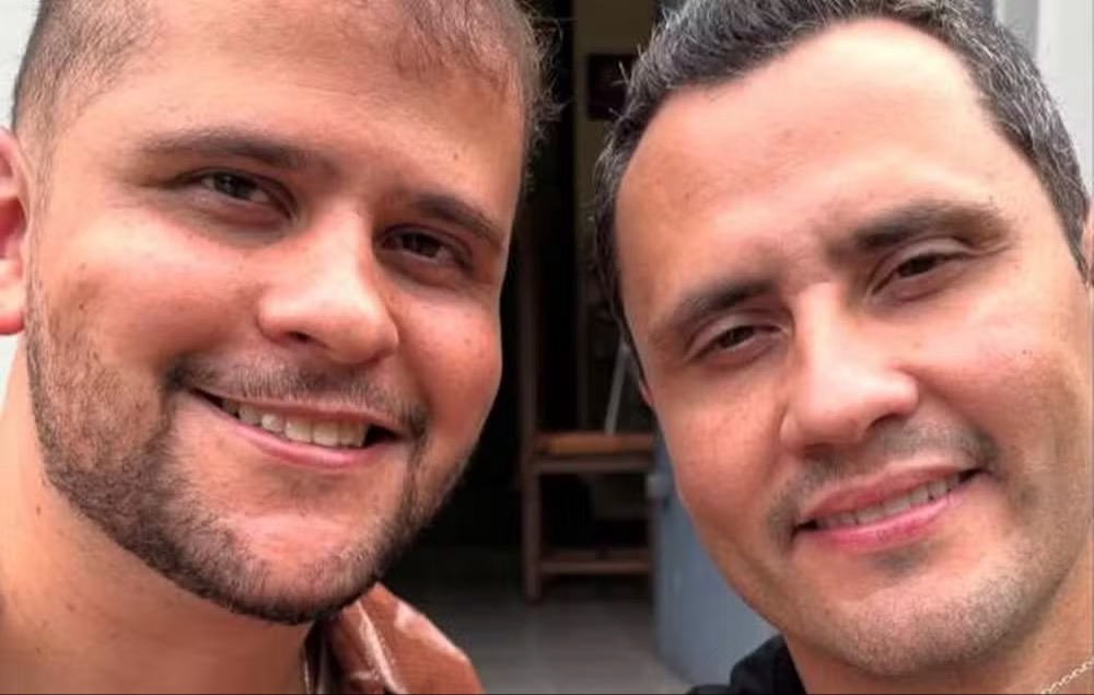 Matheus Azevedo com o irmão, o senador Cleitinho Azevedo — Foto: Redes sociais