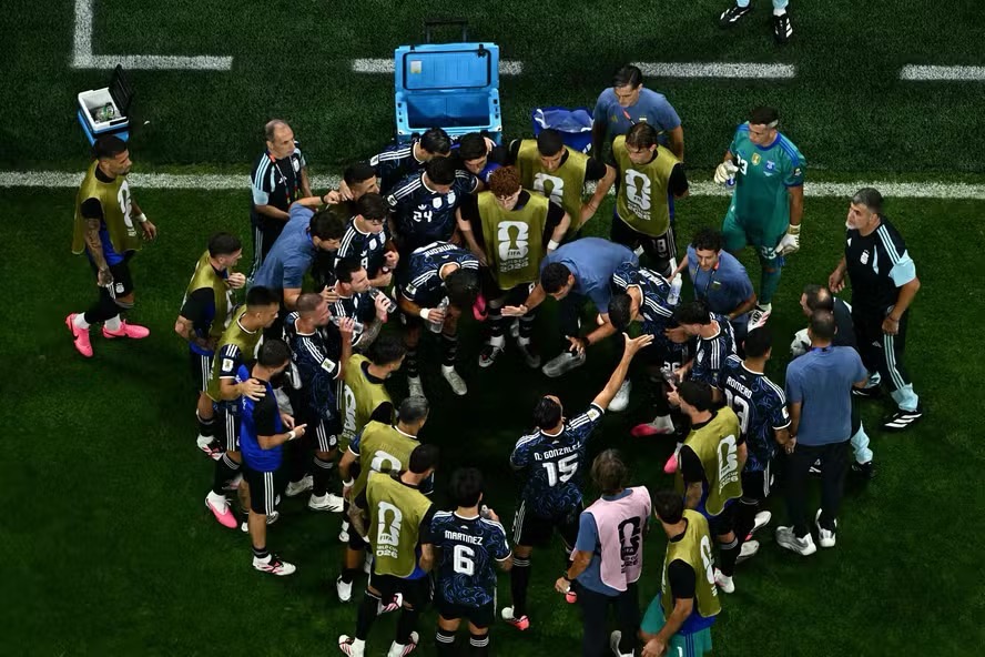 Time da Argentina durante uma das pausas para a hidratação da Copa do Mundo — Foto: Jewel SAMAD / AFP