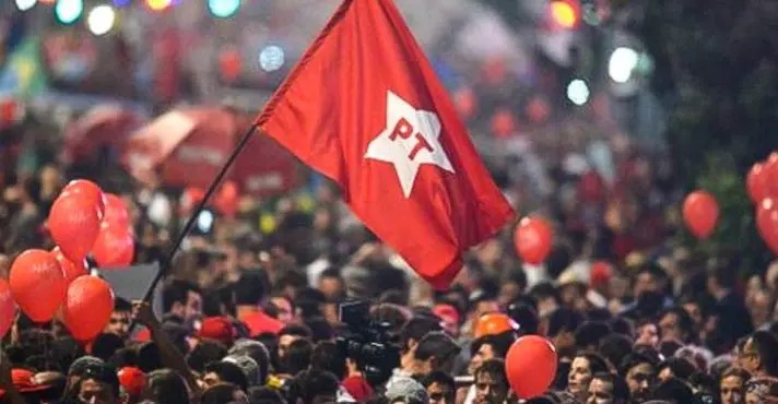 Bandeiras do PT; partido têm impulsionado postagens no Facebook e no Instagram | Foto: Divulgação/Site do PT
