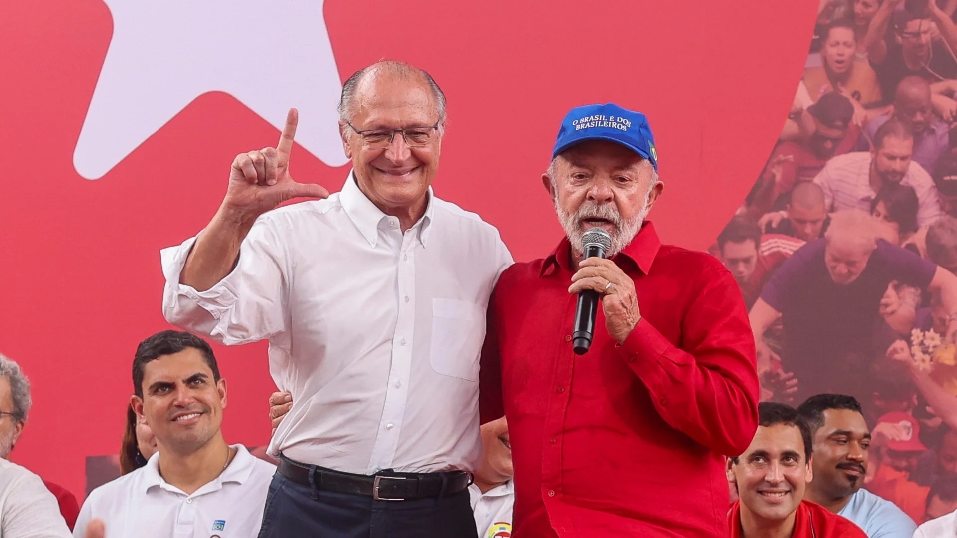 Lula (à dir.) terá novamente Geraldo Alckmin (à esq.) como vice na chapa que tentará vencer a eleição presidencial de 2026