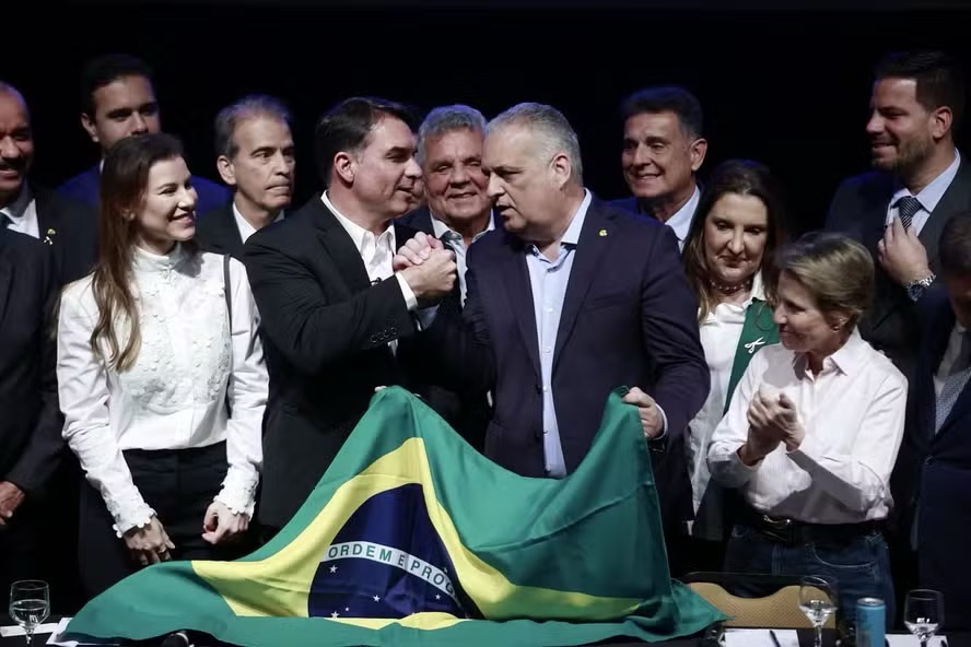 Flávio Bolsonaro anuncia Alfredo Gaspar como candidato a vice — Foto: Cristiano Mariz