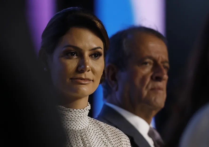 Michelle Bolsonaro e o presidente nacional do PL, Valdemar Costa Neto (ao fundo), durante posse da ex-primeira-dama como dirigente do setorial de mulheres da sigla — Foto: Cristiano Mariz/O Globo