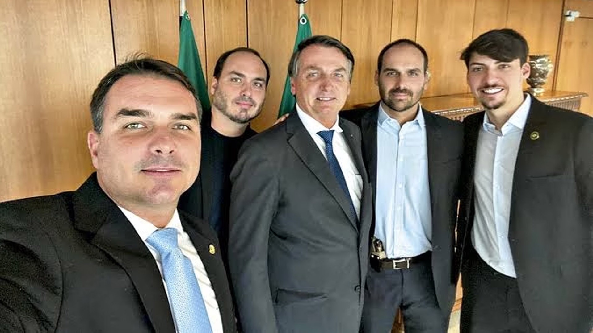 Jair Bolsonaro e seus filhos | Foto: Divulgação/Redes Sociais