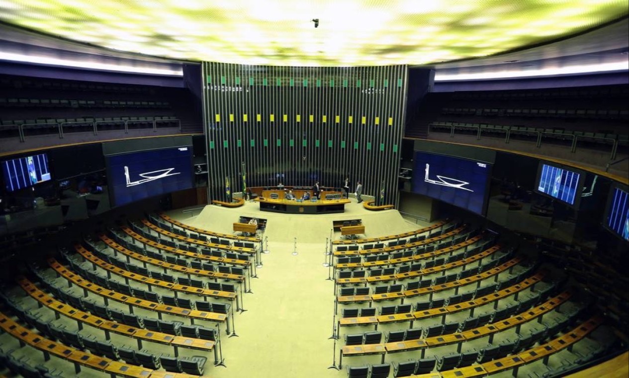 O plenário vazio da Câmara dos Deputados nesta segunda-feira Foto: Jorge William / O Globo
