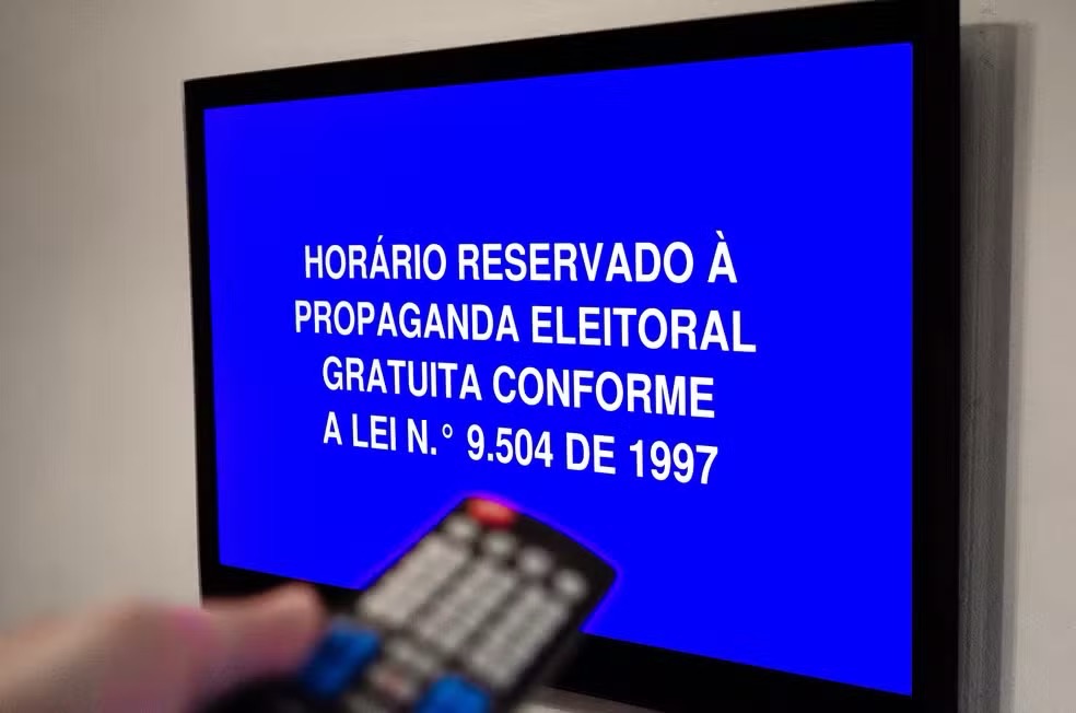 Imagem ilustrativa de um televisor com logotipo da propaganda eleitoral gratuita. — Foto: KEVIN DAVID/A7 PRESS/ESTADÃO CONTEÚDO