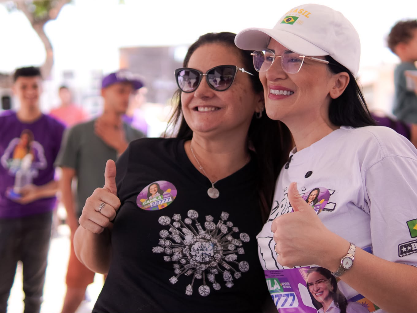 Camila inicia campanha com grande adesivaço em Natal