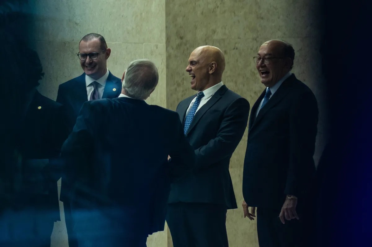 Após sessão plenária do Supremo Tribunal Federal (STF), e histórias ligando Alexandre de Moraes a Daniel Vorcaro, ministros são flagrados dando risada na saída do plenário  • Brenno Carvalho/Agência O Globo