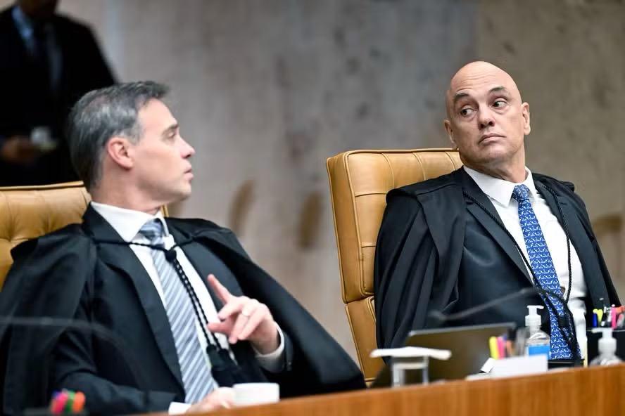 Os ministros André Mendonça e Alexandre de Moraes em sessão no STF — Foto: Evaristo Sa / AFP