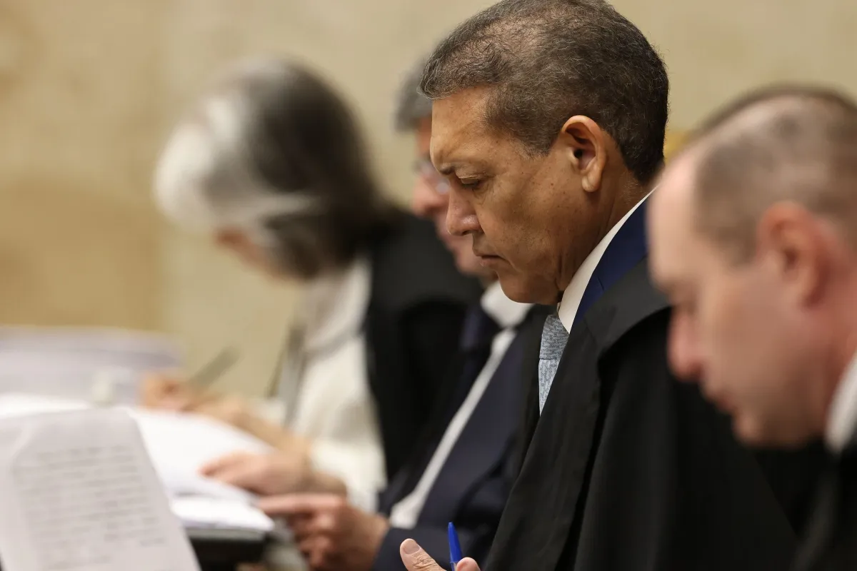 Após se declarar impedido, Nunes Marques pede para se retirar do plenário