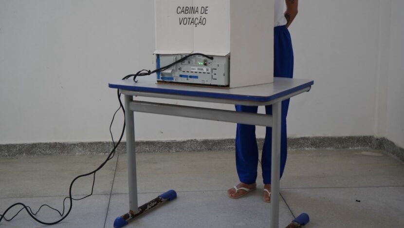 Presa provisória vota na seção 642, instalada no CDP Feminino, na Zona Norte de Natal, no domingo 4 Foto: TRE-RN/Divulgação