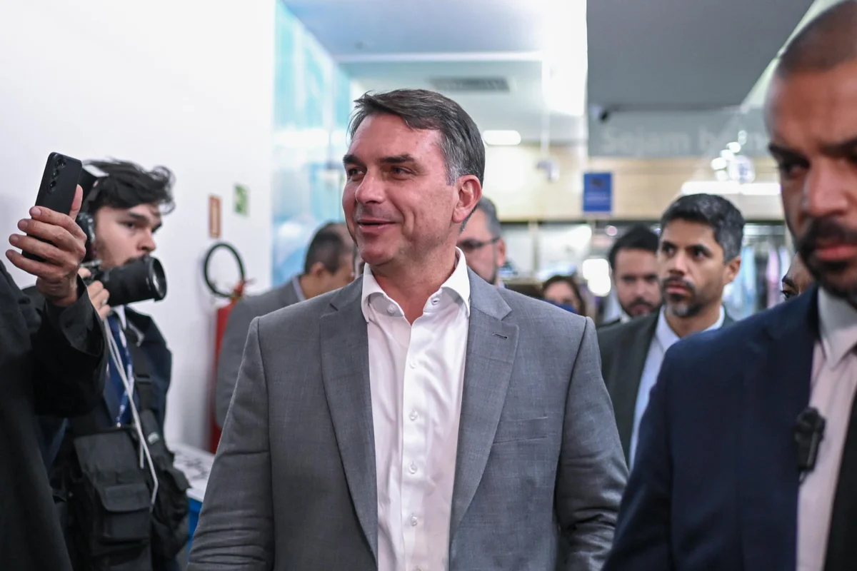 senador-e-candidato-a-presidencia-da-republica-flavio-bolsonaro-chega-sede-nacional-do-republicanos-em-brasilia-metropoles-5-scaled.webp