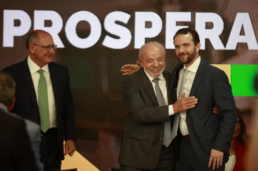 Geraldo Alckmin, Lula e Dario Durigan no lançamento do programa destinado a MEIs — Foto: Cristiano Mariz/Agência O Globo/13/10/2026