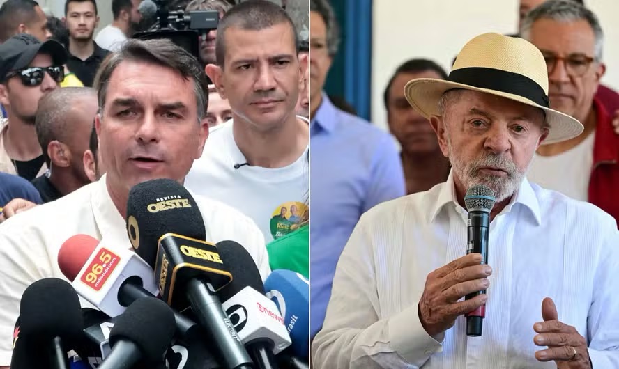 Flávio Bolsonaro e Lula após votarem no Rio e em São Bernardo do Campo, respectivamente — Foto: Douglas SHINEIDR / AFP (Flávio) e Pablo PORCIUNCULA / AFP (Lula)