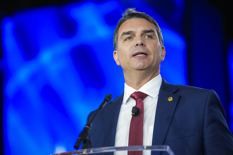 d0647dc8-flavio-bolsonaro-ft-div.jpg