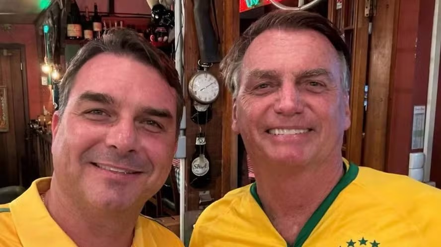 O senador Flávio Bolsonaro e o ex-presidente Jair Bolsonaro — Foto: Reprodução