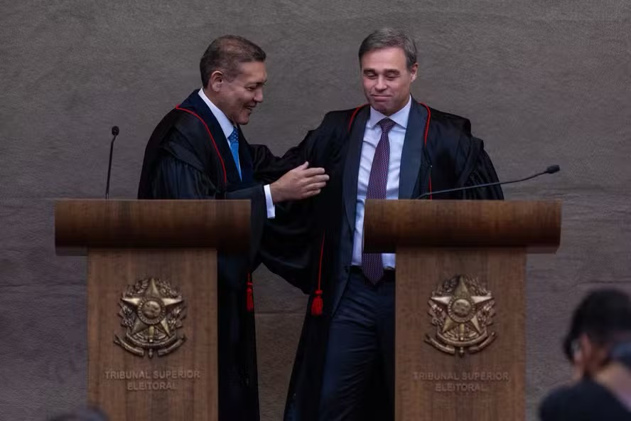 Kassio Nunes Marques e André Mendonça tomam posse como presidente e vice do TSE — Foto: Brenno Carvalho / Agência O Globo