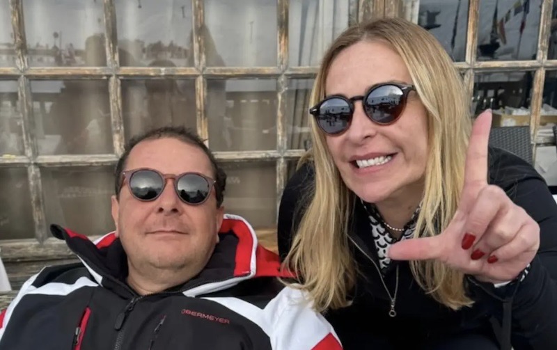 Lulinha fazendo pose de bilionário ao lado de quem pagou a conta, a lobista Roberta Luchsinger, fazendo o L.