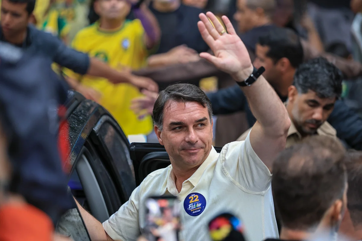 flavio-bolsonaro-votando-23014838344gettyimages-2301483834.webp