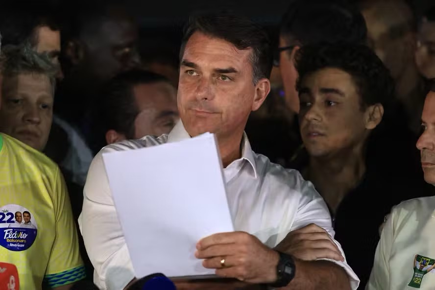 Flávio Bolsonaro fala com a imprensa após perder a eleição — Foto: Brenno Carvalho / Agência O Globo