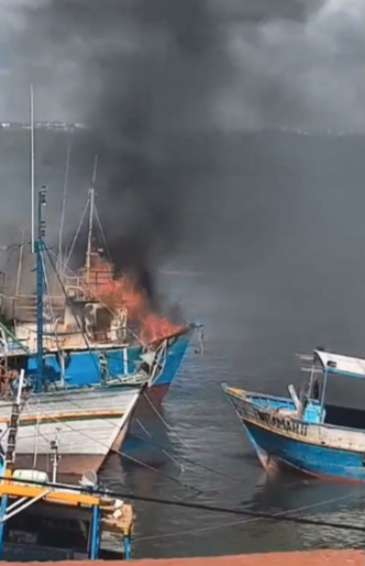 Tragédia: barco pega fogo no Canto do Mangue