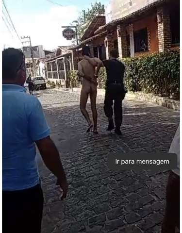 Farinha estragada: Gringo anda pelado em Pipa