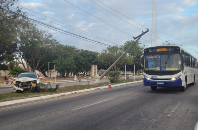 Carro derruba poste na marginal da BR-101 em Natal