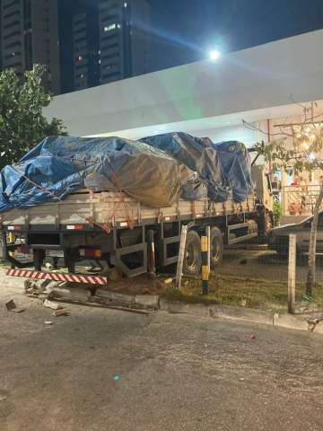 Caminhão sem freio atinge carros e bate na lateral do Praia Shopping