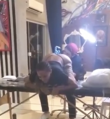 Estamos perdidos: Anitta posta vídeo fazendo tatuagem no ânus e viraliza na internet